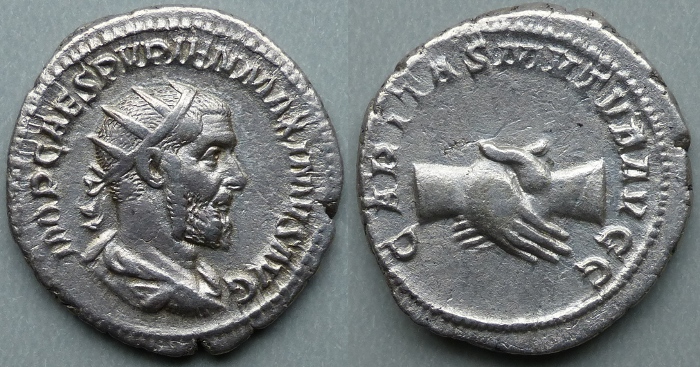 Pupienus, antoninianus CARITAS MVTVA AVGG clasped hands